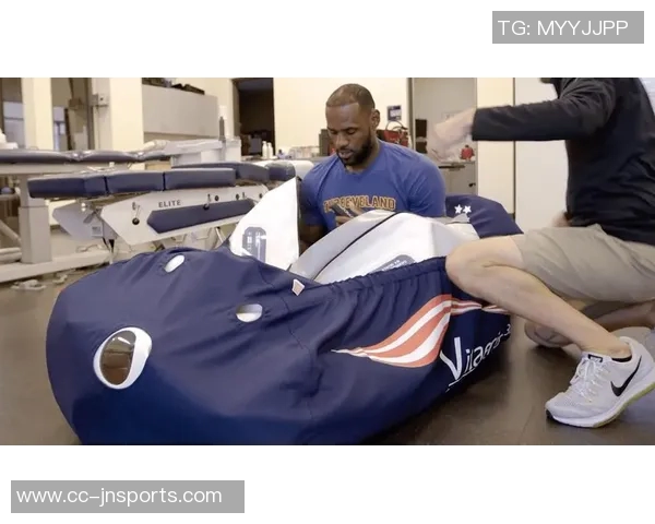 小南斯谈詹姆斯与科比领导风格差异幽默风趣与严格要求的对比分析